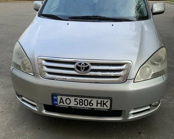 Серый Тойота Авенсис Версо, объемом двигателя 2 л и пробегом 256 тыс. км за 5500 $, фото 1 на Automoto.ua