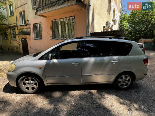 Серый Тойота Авенсис Версо, объемом двигателя 2 л и пробегом 226 тыс. км за 6500 $, фото 1 на Automoto.ua