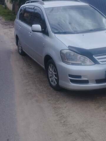 Серый Тойота Авенсис Версо, объемом двигателя 2 л и пробегом 240 тыс. км за 5100 $, фото 1 на Automoto.ua