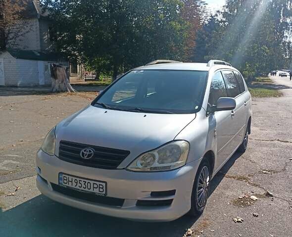 Серый Тойота Авенсис Версо, объемом двигателя 2 л и пробегом 200 тыс. км за 5600 $, фото 1 на Automoto.ua