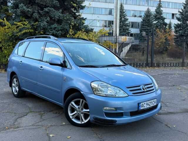 Синий Тойота Авенсис Версо, объемом двигателя 2 л и пробегом 336 тыс. км за 5350 $, фото 1 на Automoto.ua