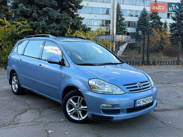 Синий Тойота Авенсис Версо, объемом двигателя 2 л и пробегом 336 тыс. км за 5350 $, фото 1 на Automoto.ua