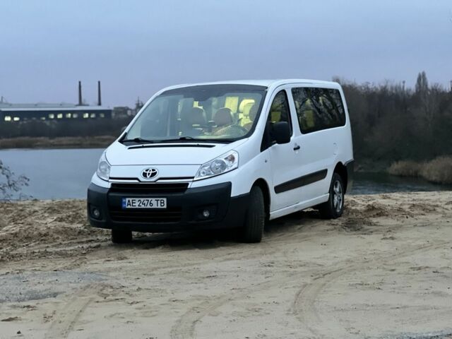 Білий Тойота Авенсіс, об'ємом двигуна 2 л та пробігом 244 тис. км за 7800 $, фото 1 на Automoto.ua