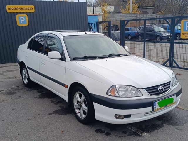 Белый Тойота Авенсис, объемом двигателя 2 л и пробегом 399 тыс. км за 3800 $, фото 1 на Automoto.ua