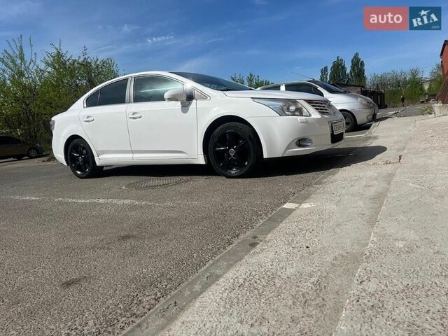 Белый Тойота Авенсис, объемом двигателя 2 л и пробегом 253 тыс. км за 7700 $, фото 1 на Automoto.ua
