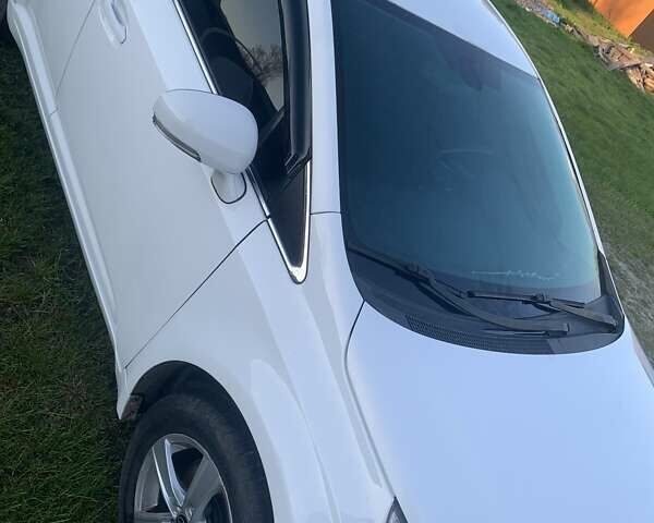 Белый Тойота Авенсис, объемом двигателя 2 л и пробегом 230 тыс. км за 8200 $, фото 1 на Automoto.ua