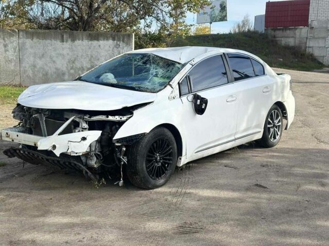 Белый Тойота Авенсис, объемом двигателя 2 л и пробегом 200 тыс. км за 3200 $, фото 1 на Automoto.ua