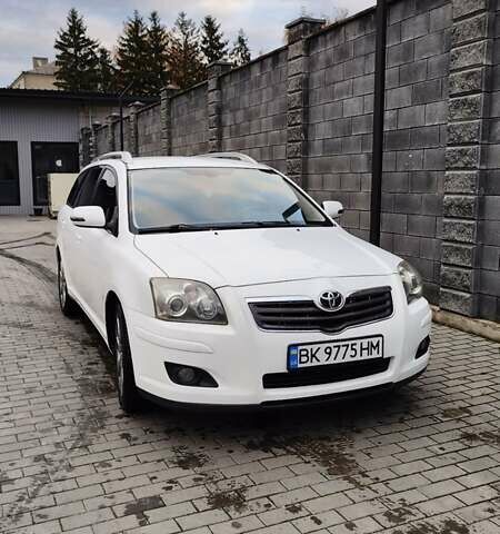 Белый Тойота Авенсис, объемом двигателя 2 л и пробегом 274 тыс. км за 6800 $, фото 1 на Automoto.ua