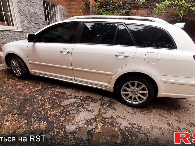 Белый Тойота Авенсис, объемом двигателя 2 л и пробегом 427 тыс. км за 4900 $, фото 1 на Automoto.ua