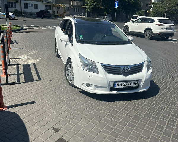 Белый Тойота Авенсис, объемом двигателя 2.2 л и пробегом 300 тыс. км за 8500 $, фото 1 на Automoto.ua