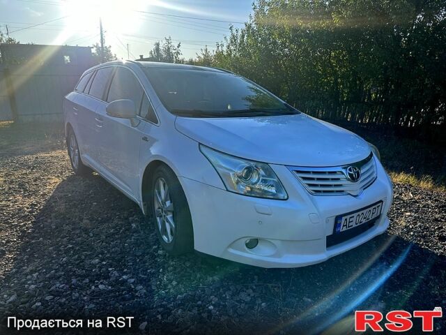 Белый Тойота Авенсис, объемом двигателя 2.2 л и пробегом 240 тыс. км за 9500 $, фото 1 на Automoto.ua