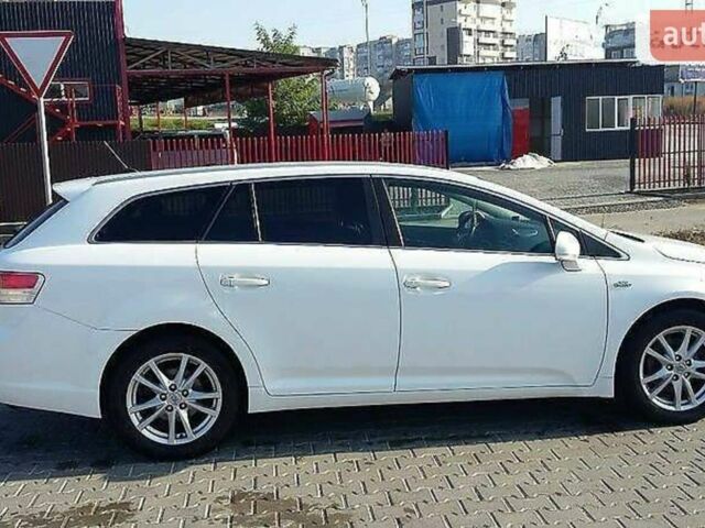 Белый Тойота Авенсис, объемом двигателя 2.2 л и пробегом 230 тыс. км за 10300 $, фото 1 на Automoto.ua