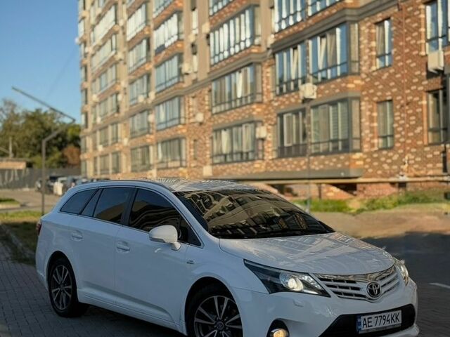 Белый Тойота Авенсис, объемом двигателя 2.2 л и пробегом 240 тыс. км за 10000 $, фото 1 на Automoto.ua