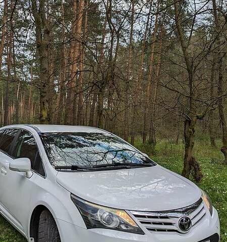 Белый Тойота Авенсис, объемом двигателя 2.2 л и пробегом 235 тыс. км за 9999 $, фото 1 на Automoto.ua