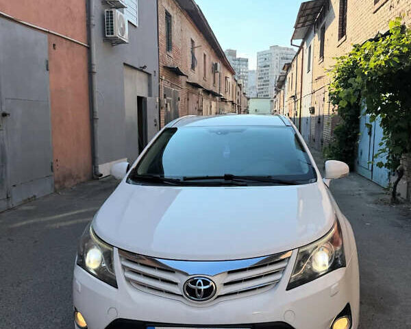 Білий Тойота Авенсіс, об'ємом двигуна 2.2 л та пробігом 225 тис. км за 10200 $, фото 1 на Automoto.ua