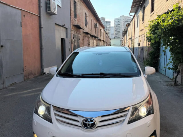 Белый Тойота Авенсис, объемом двигателя 2.2 л и пробегом 225 тыс. км за 7200 $, фото 1 на Automoto.ua