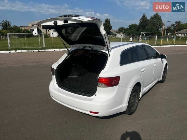 Белый Тойота Авенсис, объемом двигателя 2 л и пробегом 340 тыс. км за 7000 $, фото 1 на Automoto.ua