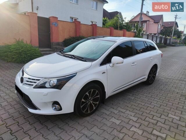Белый Тойота Авенсис, объемом двигателя 2.2 л и пробегом 236 тыс. км за 10700 $, фото 1 на Automoto.ua