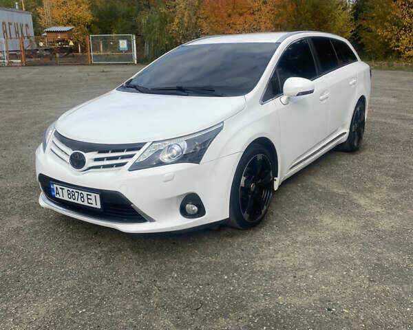 Белый Тойота Авенсис, объемом двигателя 2 л и пробегом 300 тыс. км за 9700 $, фото 1 на Automoto.ua