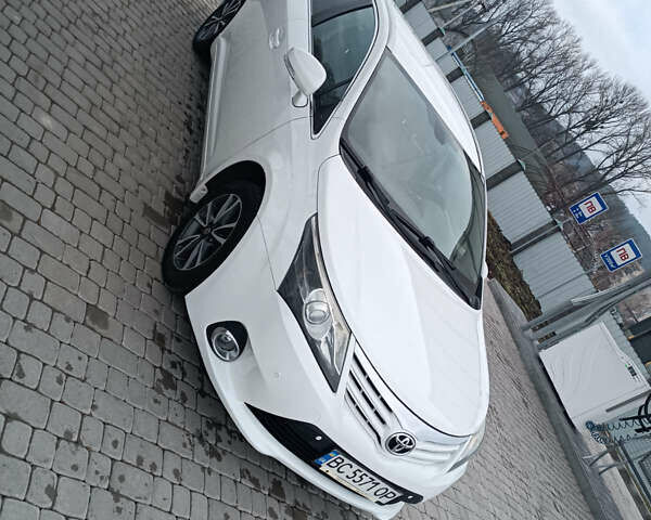 Белый Тойота Авенсис, объемом двигателя 1.8 л и пробегом 345 тыс. км за 8800 $, фото 1 на Automoto.ua