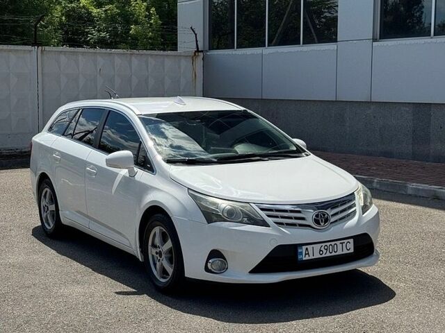 Белый Тойота Авенсис, объемом двигателя 2 л и пробегом 266 тыс. км за 8900 $, фото 1 на Automoto.ua
