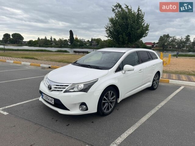 Белый Тойота Авенсис, объемом двигателя 2.2 л и пробегом 318 тыс. км за 9800 $, фото 1 на Automoto.ua