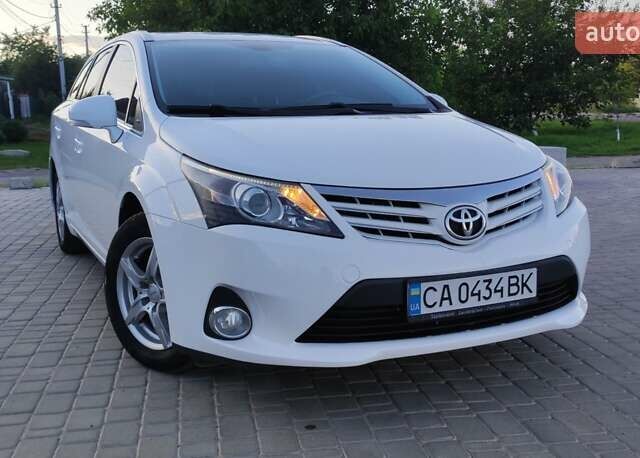 Белый Тойота Авенсис, объемом двигателя 2 л и пробегом 276 тыс. км за 11500 $, фото 1 на Automoto.ua