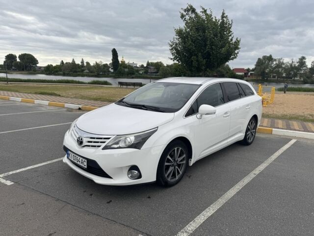 Белый Тойота Авенсис, объемом двигателя 2.2 л и пробегом 318 тыс. км за 10800 $, фото 1 на Automoto.ua