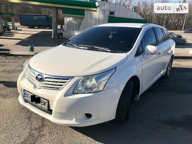 Белый Тойота Авенсис, объемом двигателя 1.8 л и пробегом 150 тыс. км за 12000 $, фото 1 на Automoto.ua