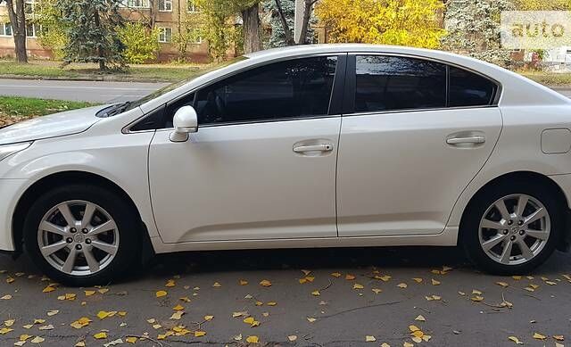 Білий Тойота Авенсіс, об'ємом двигуна 2 л та пробігом 120 тис. км за 13000 $, фото 1 на Automoto.ua