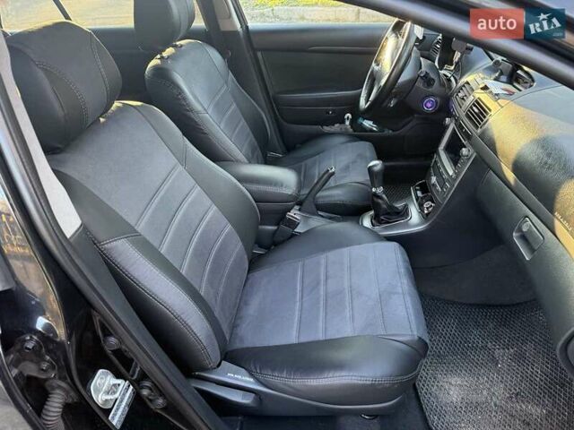 Черный Тойота Авенсис, объемом двигателя 2 л и пробегом 430 тыс. км за 6000 $, фото 1 на Automoto.ua