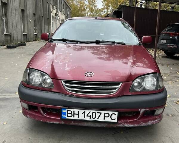 Красный Тойота Авенсис, объемом двигателя 1.76 л и пробегом 306 тыс. км за 3500 $, фото 1 на Automoto.ua