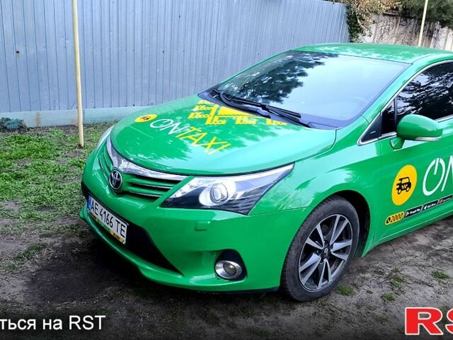Красный Тойота Авенсис, объемом двигателя 2 л и пробегом 290 тыс. км за 9100 $, фото 1 на Automoto.ua
