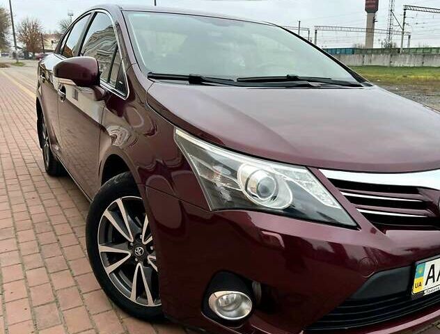 Красный Тойота Авенсис, объемом двигателя 2 л и пробегом 220 тыс. км за 10490 $, фото 1 на Automoto.ua