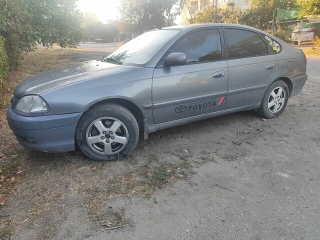 Серый Тойота Авенсис, объемом двигателя 2 л и пробегом 350 тыс. км за 2400 $, фото 1 на Automoto.ua