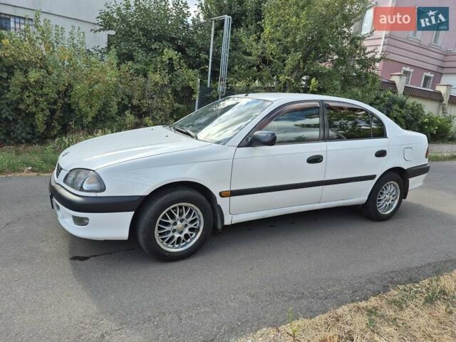 Серый Тойота Авенсис, объемом двигателя 1.6 л и пробегом 327 тыс. км за 3300 $, фото 1 на Automoto.ua