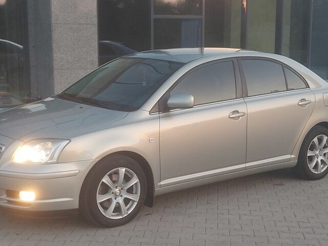 Серый Тойота Авенсис, объемом двигателя 2 л и пробегом 243 тыс. км за 5900 $, фото 1 на Automoto.ua