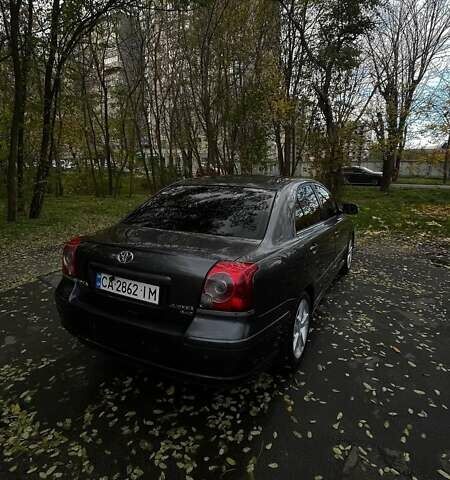 Серый Тойота Авенсис, объемом двигателя 2 л и пробегом 220 тыс. км за 7500 $, фото 1 на Automoto.ua