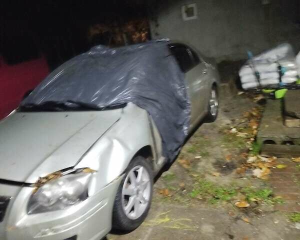 Серый Тойота Авенсис, объемом двигателя 1.6 л и пробегом 320 тыс. км за 2500 $, фото 1 на Automoto.ua