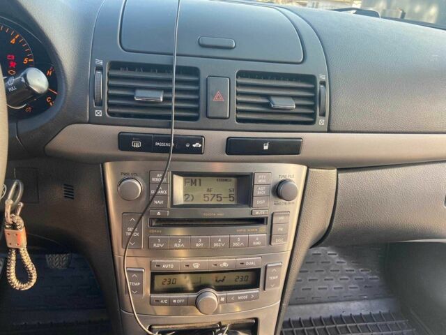 Серый Тойота Авенсис, объемом двигателя 2 л и пробегом 410 тыс. км за 6000 $, фото 1 на Automoto.ua