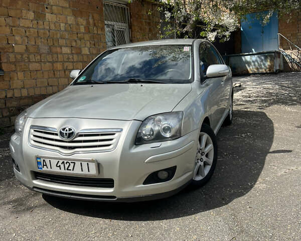 Серый Тойота Авенсис, объемом двигателя 2 л и пробегом 255 тыс. км за 6450 $, фото 1 на Automoto.ua