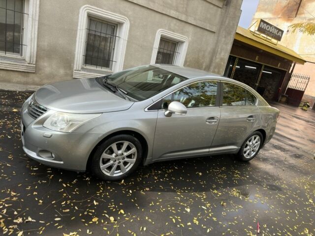 Серый Тойота Авенсис, объемом двигателя 2 л и пробегом 124 тыс. км за 10400 $, фото 1 на Automoto.ua