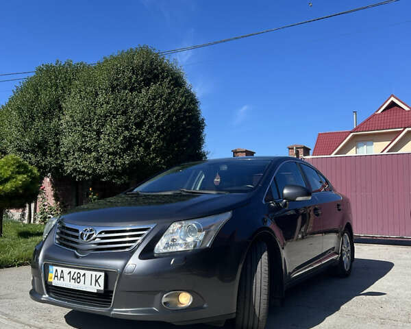 Серый Тойота Авенсис, объемом двигателя 2 л и пробегом 177 тыс. км за 10000 $, фото 1 на Automoto.ua