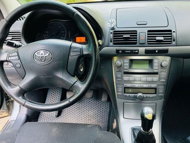 Серый Тойота Авенсис, объемом двигателя 1.8 л и пробегом 320 тыс. км за 5100 $, фото 1 на Automoto.ua