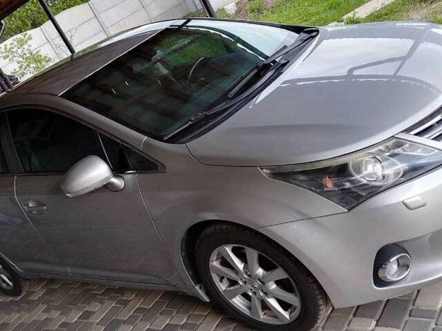 Серый Тойота Авенсис, объемом двигателя 2 л и пробегом 204 тыс. км за 8500 $, фото 1 на Automoto.ua
