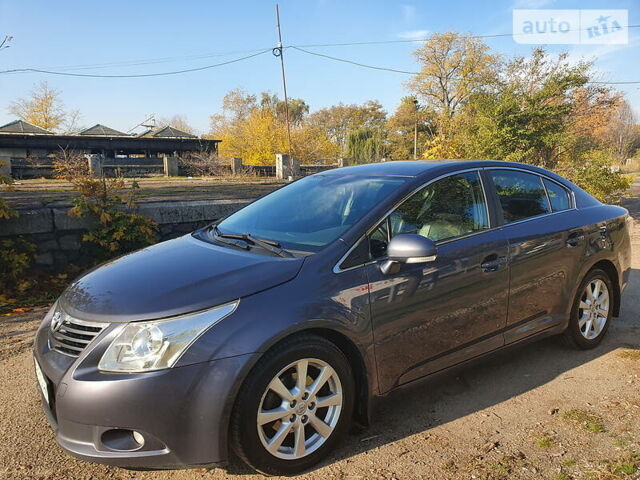 Сірий Тойота Авенсіс, об'ємом двигуна 2 л та пробігом 220 тис. км за 10800 $, фото 1 на Automoto.ua