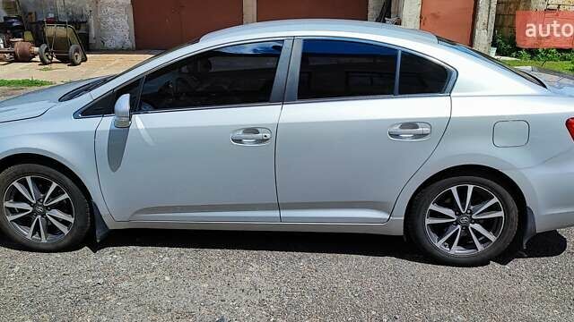 Серый Тойота Авенсис, объемом двигателя 2 л и пробегом 200 тыс. км за 12500 $, фото 1 на Automoto.ua