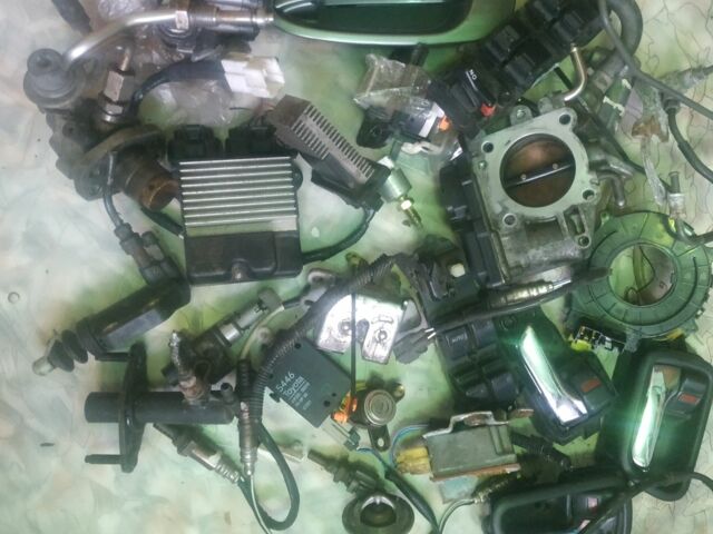 Серый Тойота Авенсис, объемом двигателя 2 л и пробегом 180 тыс. км за 200 $, фото 1 на Automoto.ua