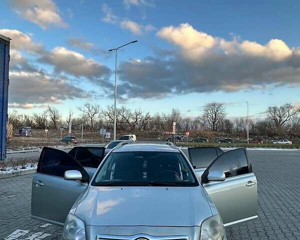 Серый Тойота Авенсис, объемом двигателя 2.01 л и пробегом 425 тыс. км за 5000 $, фото 1 на Automoto.ua