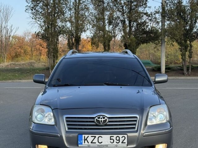 Серый Тойота Авенсис, объемом двигателя 2 л и пробегом 190 тыс. км за 3180 $, фото 1 на Automoto.ua